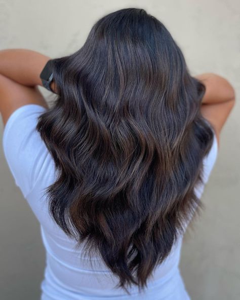 Chestnut V-Shaped Loose Waves Layered Hair Styling, V Cut Hair With Layers Medium, Layered Hair Ideas, Trendy Layered Hairstyles, V Cut Hair, V Shaped Haircut, V Shape Hair, Medium Length Hair With Bangs, The Right Hairstyles