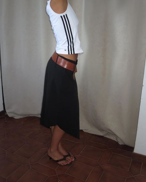 adidas tip | fits XS-S | 220DKK skirt | fitz M - can be worn with a belt | 300DKK leather belt | 300DKK Hip Belt Outfit, Knee Long Skirt, Going Out Winter Outfits, Outfit Inspirations Summer, Black Skirt Outfit, Mode Inspo, Cool Fits, Fashion Images, Casual Summer Outfit