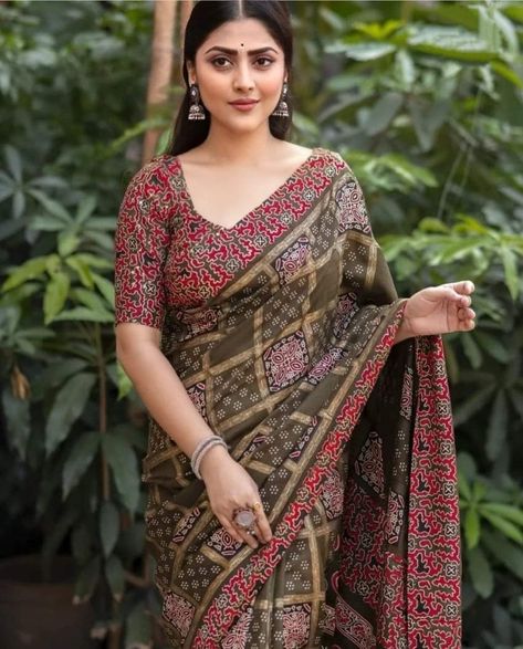 Saree Blouse Styles, New Saree Blouse Designs, Cotton Saree Designs, Indian Gowns Dresses, Black Saree, Saree Models, Elegant Saree, African Print Fashion Dresses, Easy Trendy Outfits