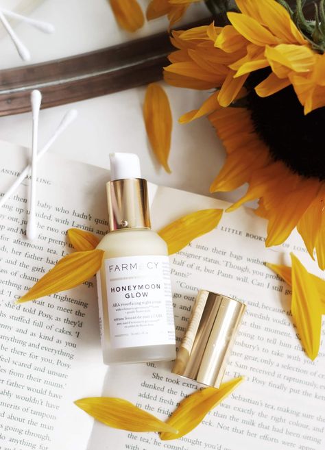 Farmacy Honeymoon Glow - AHA Resurfacing Serum Body Care Photography, Skincare Products Photography, Cosmetics Photography, Beauty Products Photography, Montage Photo, Flat Lay Photography, Trik Fotografi, Shooting Photo, Creative Advertising