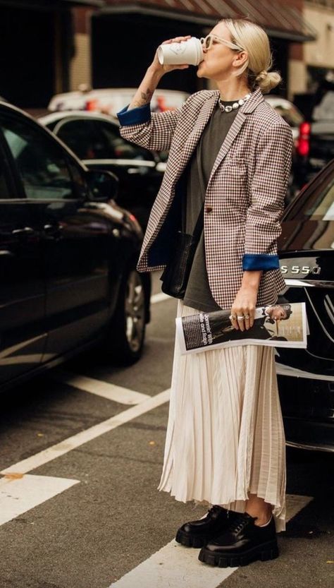 Street Style Jeans, Street Style New York, Stile Casual Chic, Nyfw Street Style, Outfit Vintage, Casual Work Outfit, Looks Street Style, Fashion Weeks, Street Style Inspiration