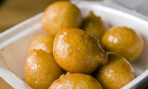 The ancient (Greek) recipe: Fried Pancakes with Honey and Sesame Seeds Similar to loukoumades (shown) Ancient Greek Food, Greek Food Recipes, Greek Recipes Easy, Olive Tomato, Salad Appetizer Cups, Greek Chickpeas, Greek Cheese, Greece Food, Greek Sweets