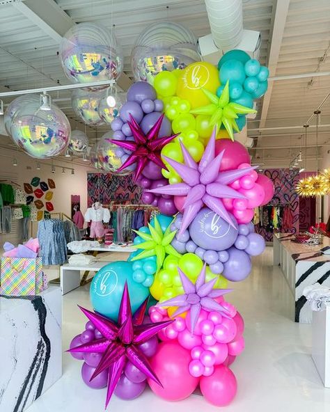 Balloon Event Decor, Vertical Balloon Garland, Birthday Party Balloon Decorations, Summer Balloons, Party Event Ideas, Summer Balloon Garland, Color Party, Balloons Galore, Bridal Shower Balloons