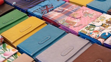 What the Color of Your Wallet Says About Your Wealth Feng Shui Items, Lucky Money, Money Wallet, Gold Wallet, Red Wallet, Lucky Colour, Simple Leather, Need Money, Black Wallet