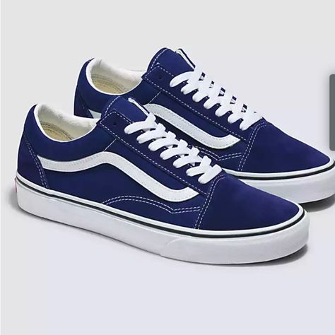 ***Vans Authentic*** Dress Blue True White Skate Shoe. Size: 8.5 Men/10 Women. The Vans Shoe Is The Freshest Way To Rock A Classic. Slip Into The Swagger Of A Timeless Silhouette While Turning Heads In Dress Blue’s Greatness. Vans, This Time Honored Silhouette Also Includes Metal Eyelets And Signature Rubber Waffle Outsole. Vans Shoes Blue, Vans Azul, Vans Navy Blue, Cool Vans Shoes, Grease Costume, Navy Blue Vans, Van Shoes, Authentic Dress, Vans Chukka Low