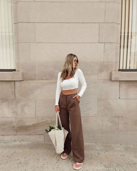 Trendy Outfit ideas for the 2023 winter outfit ideas outfit tips & Inspiration Curdoroy Pants Outfit Womens, Neutral Brown Outfit, Brown White Outfit, Brown Linen Pants Outfit, Brown Pants Outfit Ideas, Brown Trousers Outfit, How To Style Brown Pants, Brown Leather Pants Outfit, Brown Jeans Outfit