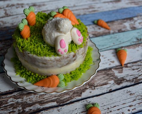 Bunny Carrot Cake, Carrot Themed Cake, Bunny Smash Cake, Easter Cake Designs, Easter Bake, 2023 Meals, Seasonal Cakes, Carrot Cake Decoration, Sugar Carrots