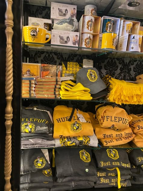 Hufflepuff Robes Aesthetic, Hufflepuff Merch, Modern Hufflepuff, Hufflepuff Room Decor, Hufflepuff Core, Hufflepuff Room, Hufflepuff Things, Hufflepuff And Slytherin, Hp Hufflepuff