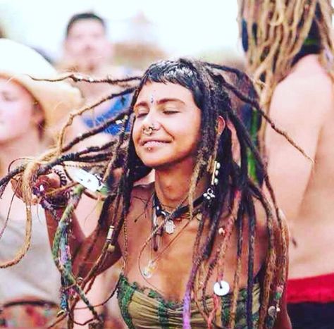 Hippie Dreads, 90s Grunge Hair, American Indian Girl, Dread Accessories, Pixie Fairy, Moda Hippie, Beautiful Dreadlocks, Mode Hippie, Burning Man Outfits