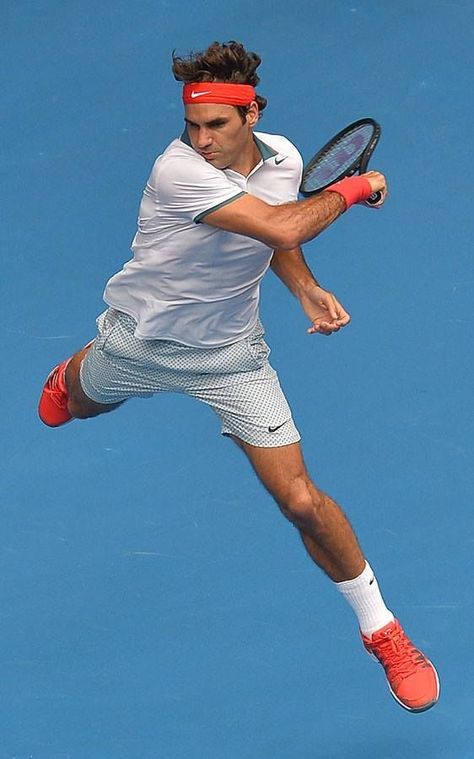 Do you know why Roger Federer blow on his fingers all the time? Tennis Athlete, Tennis Federer, Federer Wimbledon, Tennis Pictures, Action Pose Reference, Tennis Legends, Tennis World, Tennis Racquets, Playing Tennis