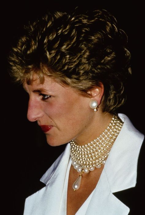 Princess Diana's Most Beautiful Jewelry - Will Meghan Markle Get Princess Diana's Engagement Ring? Spain Romantic, Infanta Sofia Of Spain, Romantic Couple Photo, Diana Haircut, Princess Diana Jewelry, Princess Leonor And Infanta Sofia, Princess Diana Engagement Ring, Diana Engagement Ring, Diana Son