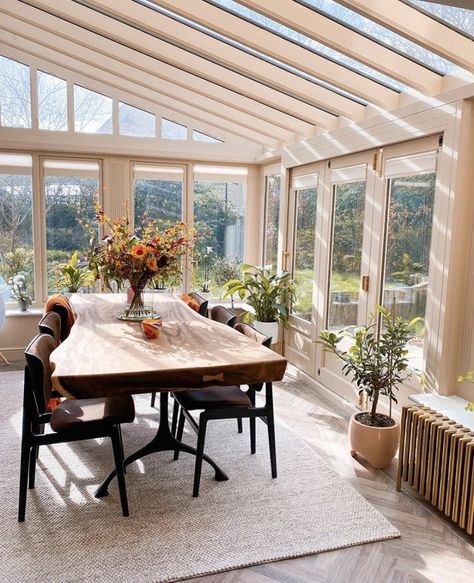 Vintage Garden Ideas, Conservatory Interiors, Sunroom Dining Room, Dining Room Conservatory, Irish Home Decor, Sunroom Dining, Conservatory Decor, Small Sunroom, Screened Porch Designs