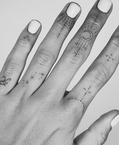 Fineline Finger Tattoo, Minimalist Finger Tattoos For Women, Fineline Hand Tattoo, Fineline Tattoo Minimalist, Create Tattoo, Toe Tattoos, Horoscope Tattoos, Small Finger Tattoos, Finger Tattoo For Women