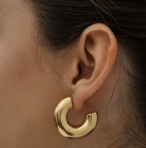 @in_accesorioss #instagram #jewelrydesigner Minimalist Ear Cuff, Jewelry Product Shots, Creative Jewelry Photography, Pretty Jewelry Necklaces, Golden Hoops, Boho Style Earrings, Jewelry Photoshoot, Mini Earrings, Jewelry Photography