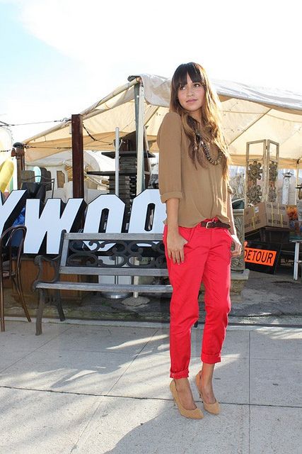 Bright Pants, Coral Outfit, Brooklyn Blonde, Red Chinos, Red Trousers, Red Jeans, Women Sneakers, Red Pants, Wearing Red