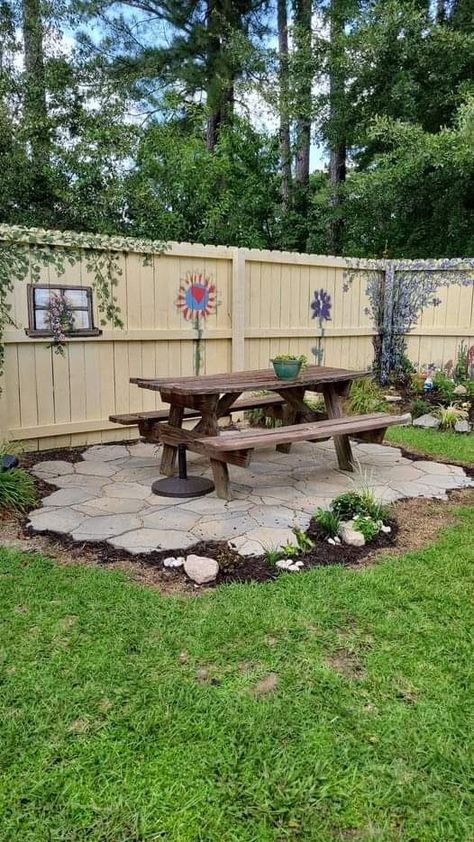 Small Garden Landscape, Small Yard Landscaping, Cheap Backyard, Backyard Picnic, Front Yard Garden Design, Garden Decor Projects, Backyard Paradise, Diy Outdoor Decor, Diy Backyard Landscaping