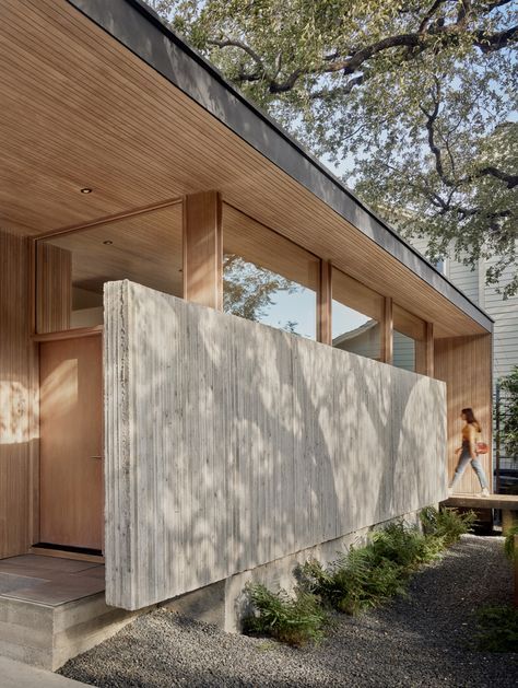 Case Study: Alta Vista Residence by Alterstudio - Residential Design Porch Grill, Concrete Walls, Bungalow Style, Urban Setting, Facade Architecture, Facade Design, Residential Design, Maine House, Residential Architecture