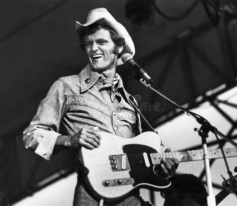 Jerry Reed. Country music singer, guitarist, and film actor, Jerry Reed, is havi , #sponsored, #singer, #guitarist, #film, #music, #Jerry #ad Jerry Reed, Junkyard Dog, Don Williams, Hank Williams Jr, Smokey And The Bandit, Outlaw Country, Merle Haggard, Hank Williams, Film Music