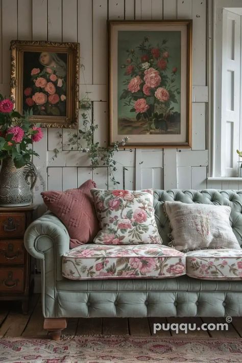 Romantic Sitting Room, Blue Floral Living Room, Floral Couch Living Room Vintage, Salons Cottage, Floral Couch, Spring Living Room Decor, English Living Room, Spring Living Room, Floral Sofa