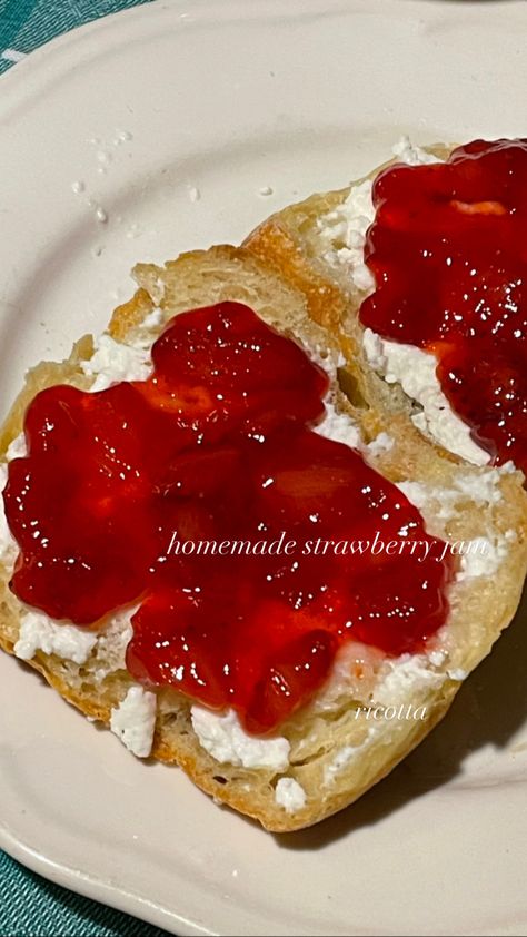 breakfast sweet strawberries ricotta Angel Kids, Strawberry Jam, Bagels, Jam, Bread, Quick Saves