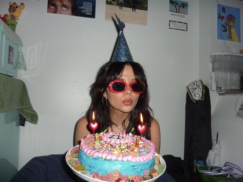 Silly Birthday Pictures, Aesthetic 21st Birthday Pictures, The Messy Birthday, Cool Birthday Pictures, Good Photoshoot Ideas, Picture With Cake Birthday, Cute Birthday Pics For Instagram, Vintage Birthday Pictures, Birthday Film Photos