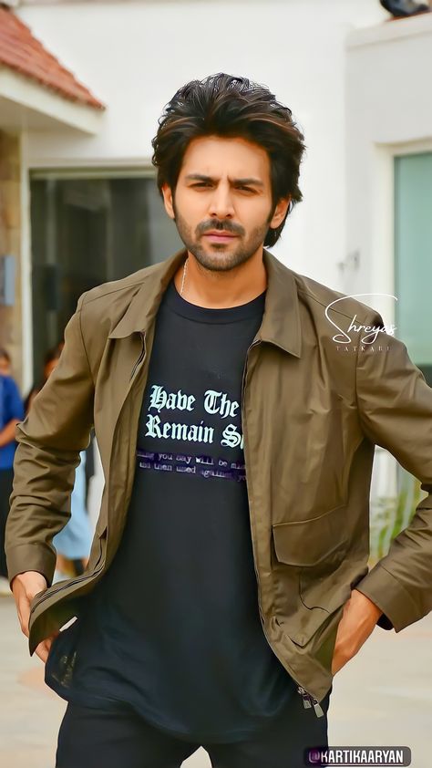 Kartik Aryaan Actor, Karthik Aryaan, Meldi Ma Hd Photo, Kartik Aaryan, Handsome Celebrities, Khaki Pants Men, Everyday Fashion Outfits, Ranbir Kapoor, Cupcake Liners