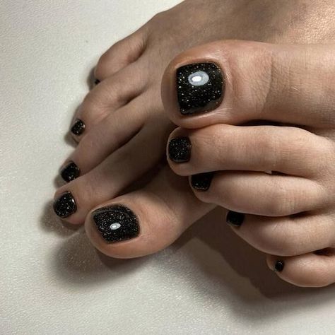 Indulge in the celestial beauty of the night sky with this galaxy-inspired nail art, showcasing rich black tones accentuated by dazzling glitter. Perfect for evening affairs or those who adore a touch of sparkle, ensuring your toes shine with distinction. Nails Black Sparkle, Black Toenail Designs, Chic Pedicure, Black Pedicure, Black Toe Nails, Summer Nails Colors Designs, Toenail Designs, Nude Polish, Pedicure Ideas