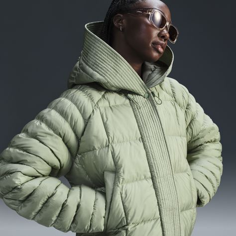 Stay warm on the coldest days by bundling up in this oversized puffer. Nike Therma-FIT technology helps manage your body’s natural heat to help keep you warm in cold-weather conditions. Exaggerated details (like the extra-wide storm flap and the oversized hood) help give this winter staple an updated look, while the PrimaLoft® Thermoplume®-filled baffles work to keep you cozy. And when your hands get cold, just slip them in the pockets—or zip them up to keep small items safe. Womens Winter Coat, Oversized Hooded Jacket, Fall Outerwear, Women's Windbreaker, Oversized Puffer, Winter Puffer, Women Lifestyle, Wet Weather, Fp Movement