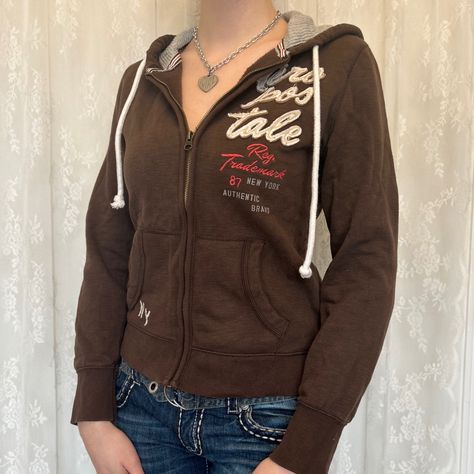 Y2K 2000s Chocolate Brown Vampire Girlfriend Aeropostale Long Sleeve Hoodie #y2k #y2ktashion #2000s # 2000sfashion #twilight #depop #BellaSwan #Thevampirediaries #elenagilbertcore #aeropostale Brown Vampire, Brown Hoodie Outfit, Aeropostale Outfits, Vampire Girlfriend, 2000s Outfit, Aeropostale Hoodies, Outfits 2000s, 2000s Clothes, Aeropostale Sweater