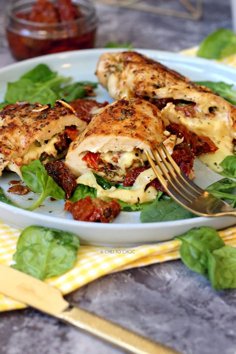 Chicken With Sundried Tomatoes, Cheese Stuffed Chicken Breast Recipes, Sundried Tomato Chicken, Gourmet Chicken, Fancy Dishes, Stuffed Chicken Breast, Sundried Tomatoes, Stuffed Chicken, Sun Dried Tomatoes