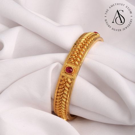 Classic Bangles, Gold Bangles For Women, New Gold Jewellery Designs, Antique Gold Jewelry Indian, Gold Bangle Set, Antique Jewellery Designs, Gold Mangalsutra Designs, Jewelry Set Design, Bracelets Design