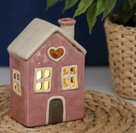 Clay House Tea Light Holder, House Tealight Holder, Ceramic Watch Holder, Clay House Candle Holder, House Pottery Ideas, Christmas Tealight Holders, Pottery Houses Ideas, Ceramic Tealight Holder, Ceramic Glazing Ideas