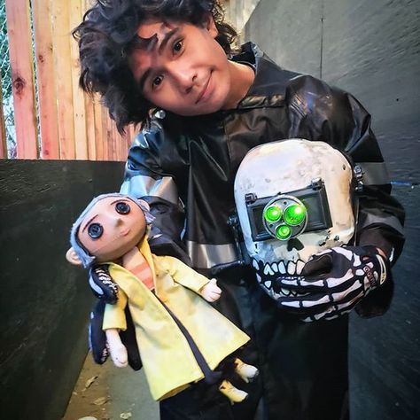 Clementine Wills (@clemetine119) • Instagram photos and videos Wybie Costume, Tim Burton Costumes, Coraline Wybie, Coraline Cosplay, Coraline Halloween Costume, Coraline Costume, Coraline And Wybie, Laika Studios, Coraline Art