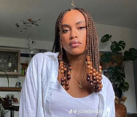 Simple Braids For Black Women Ideas, Bead Hairstyles Black Women, Short Braids Beads, College Hairstyles Black Women, Brown Short Braids, Braids Styles 2023, Short Braided Hairstyles For Black Women, Braids With Wooden Beads, Short Braids With Beads