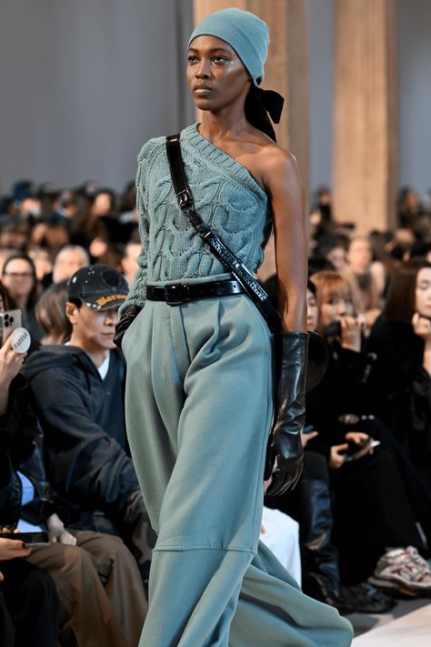 Max Mara Runway, Fall Winter Fashion Trends, Knitwear Trends, Fashion Trend Forecast, Winter 23, Fashion Trends Winter, Knitwear Fashion, Winter Trends, Trend Forecasting