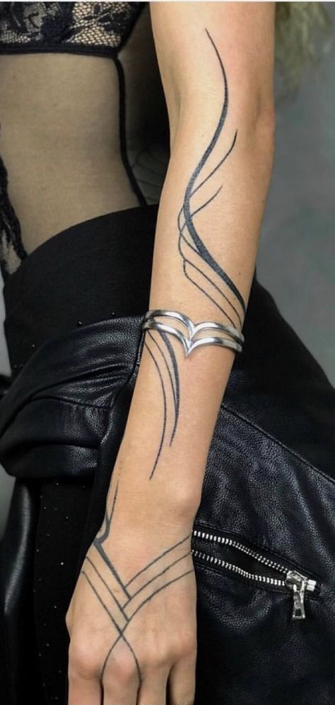 Tattoo Brazo Mujer, Tattoo Arm Frauen, Shoulder Piece Tattoo, Arm Cuff Tattoo, Tattoo Designs For Guys, Arm Wrap Tattoo, Swirl Tattoo, Around Arm Tattoo, Jagua Henna