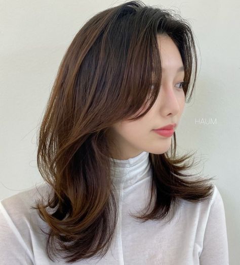 Medium-Length Korean Hairstyle for Women Dunner Wordend Haar, Korean Haircut, Asian Haircut, Hairstyles 2024, Asian Short Hair, Low Maintenance Hair, Natural Hair Styles Easy, Long Wavy Hair, Asian Hair