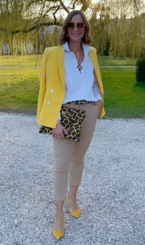 Tan And White Outfits For Women, Yellow Blazer Outfit Casual, Blazer Amarillo Outfit, Curvy Jeans Outfit, Fall Outfits For The Office, Spring Outfits Inspiration, Yellow Blazer Outfit, Chic Office Wear, Inspiration For Women