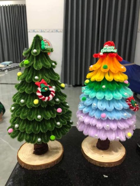 Pipecleaner Ideas, Pipe Cleaner Christmas Tree, Chenille Stem Crafts, Chenille Crafts, Christmas Decorations Diy Crafts, Tanah Liat, Christmas Tree Crafts, Pola Sulam, Fabric Flowers Diy