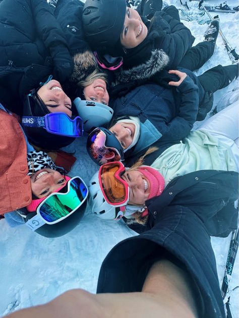 Friend group ski pic Snowboard Group Photos, Group Ski Pictures, Ski Friends Pictures, Ski Pictures Ideas Friends, Ski Group Photo, Ski Trip Friends, Ski Trip With Friends, Skiing Pictures With Friends, Ski Pictures Ideas