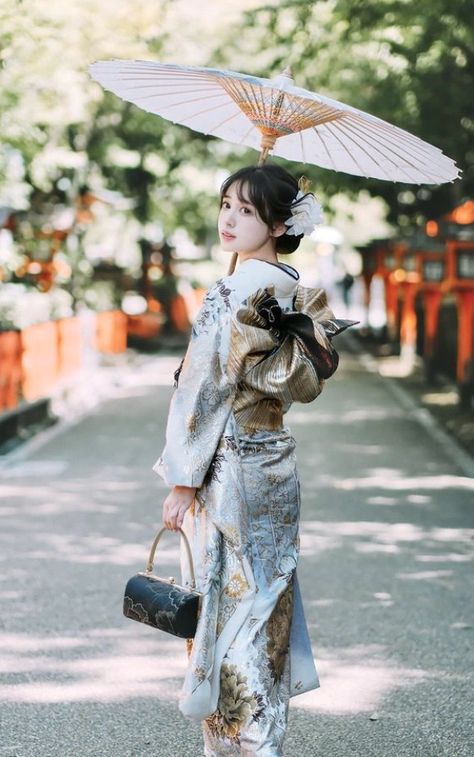 White Kimono Traditional, Tokyo Aesthetic, Kimono Traditional, Japanese Summer, Chinese Woman, White Kimono, Japan Woman, Beautiful Kimonos, Traditional Clothes