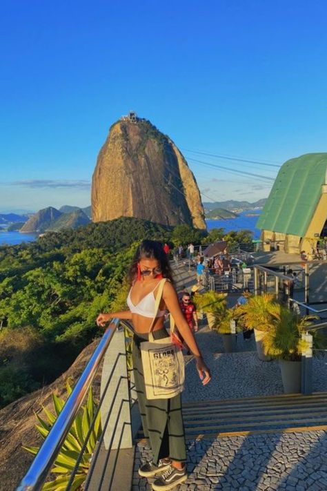 ¡Descubre los 16 lugares más instagrameables en Río de Janeiro, Brasil! Desde el icónico Cristo Redentor hasta las hermosas playas de Ipanema y Copacabana. Sorpréndase con las impresionantes vistas, los colores vibrantes y las experiencias únicas que harán que su perfil de Instagram se destaque del resto. Brazil Travel Outfit, Rio Photos, Brazil Culture, Travel Pose, Greece Beach, Island Outfit, Brazil Travel, Rock In Rio, Dream Lifestyle