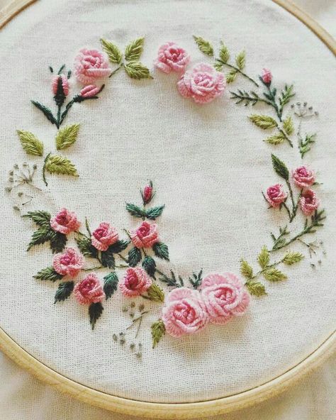 Hand Embroidery Roses Wreath Pdf Pattern Em 2021 478 Brazilian Embroidery Stitches, Sulaman Pita, Hardanger Embroidery, Pola Sulam, Embroidery Patterns Vintage, Brazilian Embroidery, Japanese Embroidery, Rose Embroidery, 자수 디자인