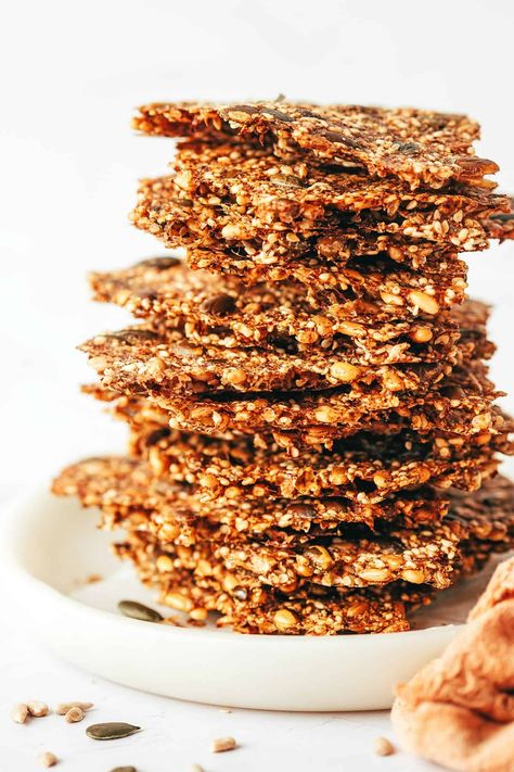 This healthy seed crackers recipe is easy to make, packed with nutrients, and SO incredibly delicious. You're going to love them! Quinoa Brittle, Homemade Seed Crackers, Easy Homemade Crackers, Seed Crackers Recipe, Seed Crackers, Crackers Recipe, Homemade Crackers, Gimme Some Oven, Healthy Seeds