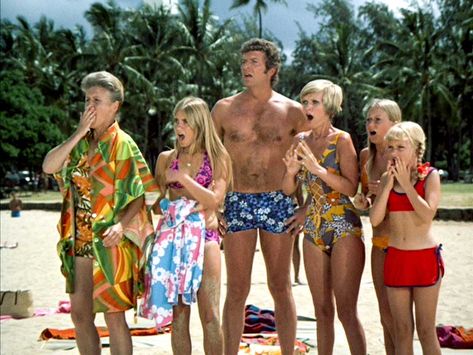 Brady Bunch in Hawaii Florence Henderson, Robert Reed, Maureen Mccormick, The Brady Bunch, Brady Bunch, Hawaiian Vacation, Vintage Hawaii, Comedy Tv, Hawaii Vacation