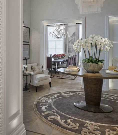 Sophie Paterson Interiors, Sophie Paterson, Elegant Living Room Decor, Entrance Lobby, London Interior, Mayfair London, Foyer Decorating, Master Bed, Elegant Living Room