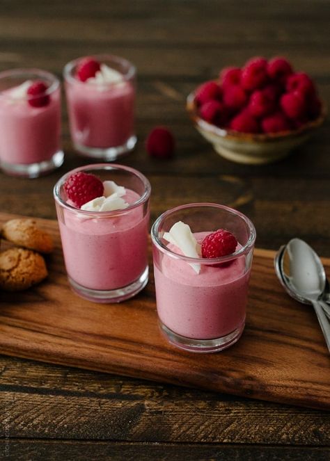 Raspberry Mousse Trifle Raspberry, Raspberry Desserts Easy, White Chocolat, Raspberry Dessert, Mousse Dolce, Raspberry Desserts, Raspberry Mousse, Mousse Dessert, Raspberry Recipes