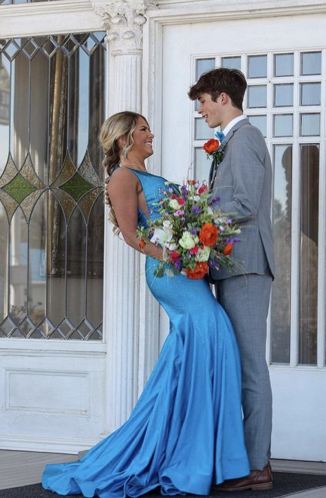 Turquoise Prom Couple, Teal Prom Couple, Prom Dates Couples, Blue Prom Couple, Prom Details, Aqua Prom Dress, Prom Photography Poses, Teal Prom Dresses, Prom Tux