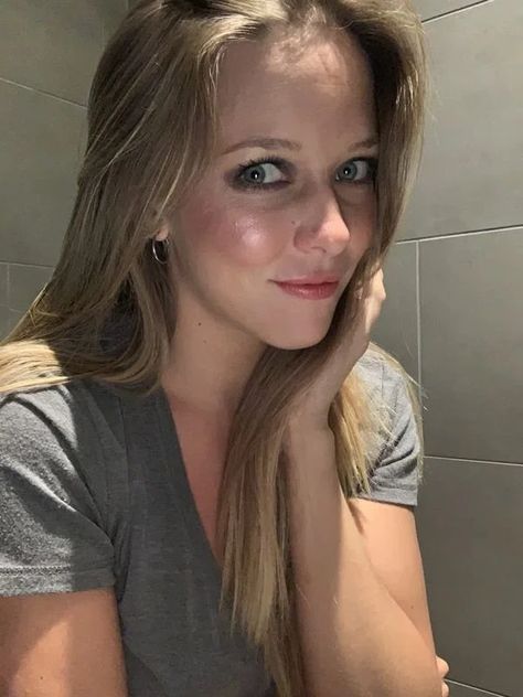 Chivettes from theCHIVE and iCHIVE taking selfies while Bored At Work : theCHIVE Photos In Bed Selfie, Women Models Posing, Cleavage Pic Hidden Face Selfie, Pretty Selfies Blonde, Female Pose Reference Cute, Instagram Model Aesthetic, Older Woman Portrait, Best Instagram Models, Finsta Account