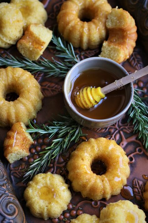 Mini Cornbread Bundt Cakes with Rosemary & Olive Oil - Snowflakes & Coffeecakes Cooking School Mini Cornbread, Mini Bundt Cakes Recipes, Bundt Pan Recipes, Rosemary Olive Oil, Bundt Recipes, Moist Cornbread, Glaze For Cake, Mini Bundt, Cornbread Muffins